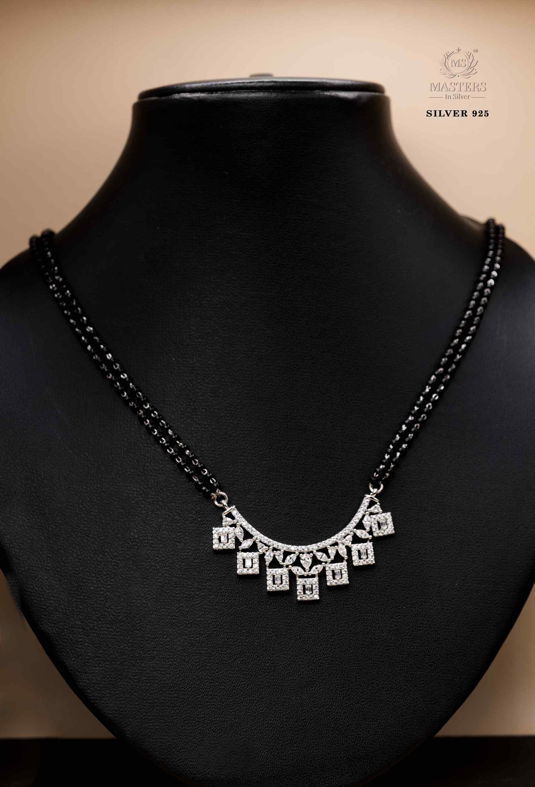 MANGALSUTRA PENDANT SHINING DIAMONDS TYPE
