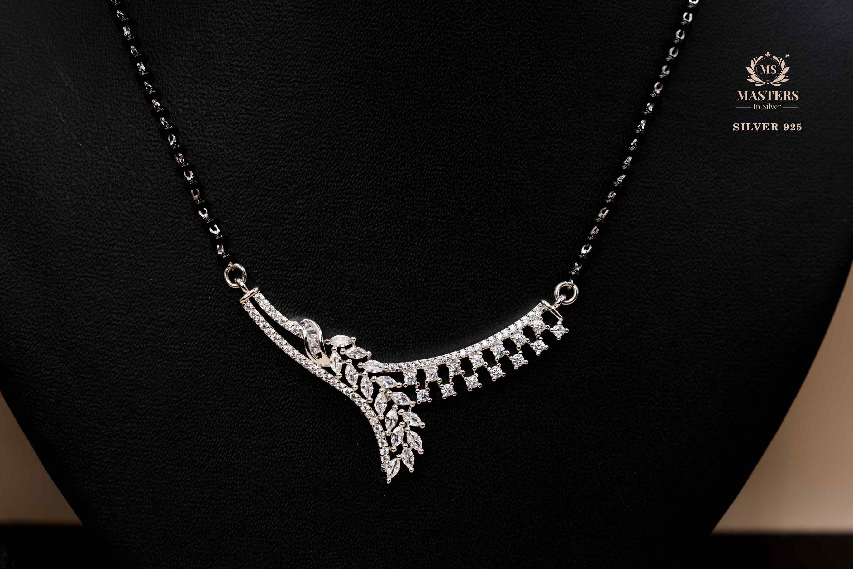 MANGALSUTRA PENDANT SHINING DIAMONDS TYPE